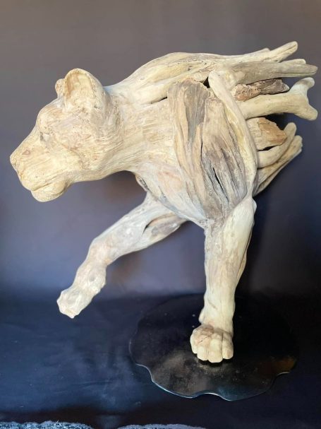 La Lionne, sculpture en bois flotté de Bétina Broussaud