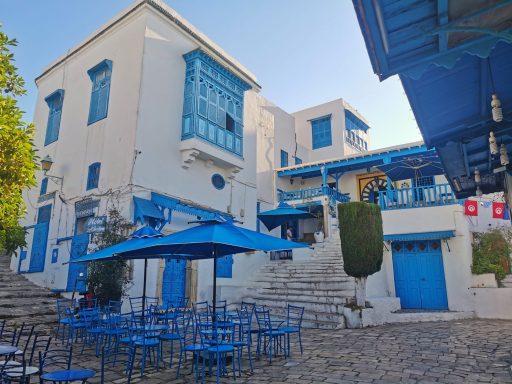 Place centrale du village Sidi Bou Saïd, Tunisie