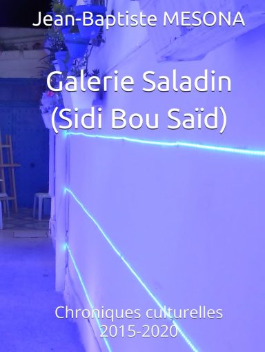 Texte sur un mur : "Galerie Saladin, Sidi Bou Said, Jean-Baptiste MESONA, Chroniques ckw. 2015-2020".