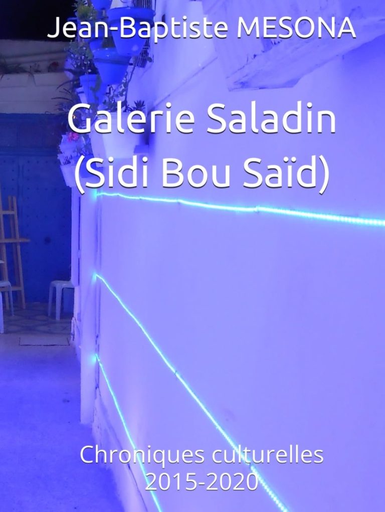 Texte sur un mur blanc : "Jean-Baptiste MESONA, Galerie Saladin, Sidi Bou Said, 2015-2020".