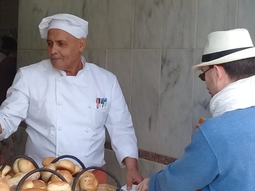 Le boulanger Lassad Charchouf du village Sidi Bou Saïd, Tunisie